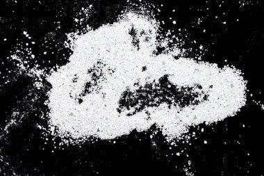 Siyah arkaplanda beyaz toz