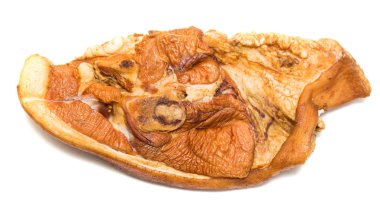 Beyaz arka planda izole edilmiş tütsülenmiş et