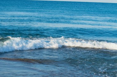 Sahilde, manzara sörf dalga deniz