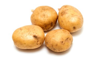 Ham organik beyaz arka plan üzerinde izole patates