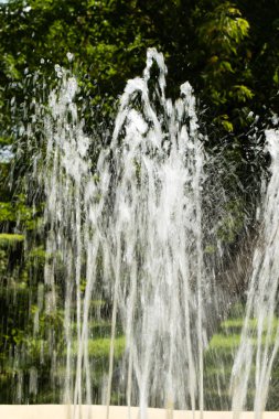 Su çeşme, bulanık arka plan, soyutlama jetleri