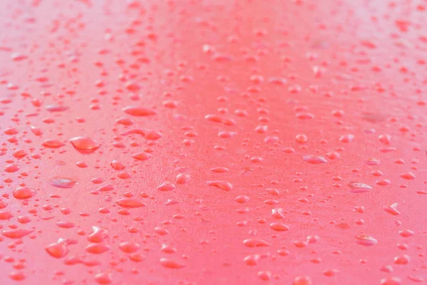 Regentropfen Auf Einer Roten Wand — Stockfoto