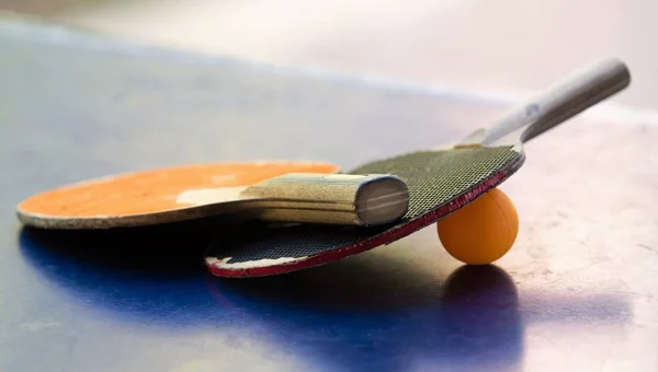 Raquetes Tênis Mesa Com Uma Bola — Fotografia de Stock