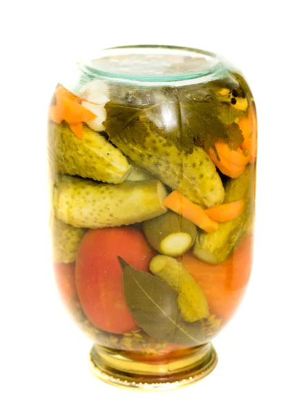 玻璃罐子里有西红柿的腌黄瓜 — 图库照片