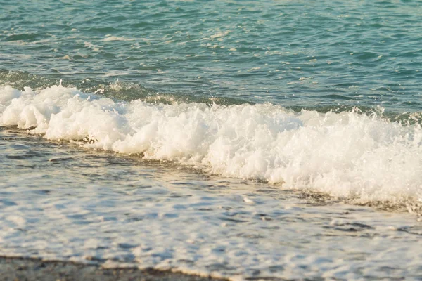 風景ビーチでサーフィン波 — ストック写真