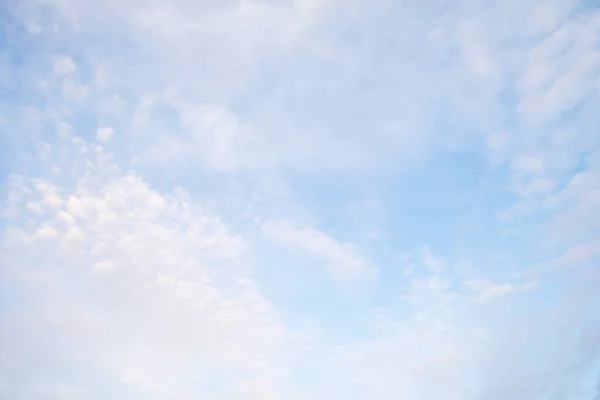 青い空の雲の背景 — ストック写真
