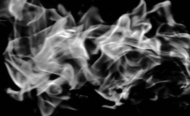 Beyaz Alev siyah arka plan üzerine duman