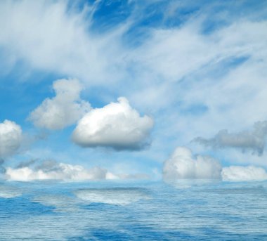 Gökyüzü ve bulutlar deniz suya yansıyan