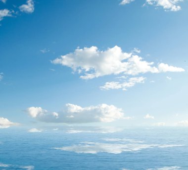 Gökyüzü ve bulutlar deniz suya yansıyan