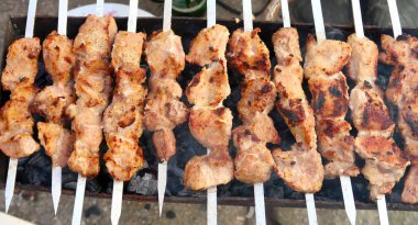 Kömüre pişmiş et şiş şiş üzerinde