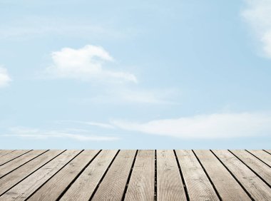 bulutlu gökyüzü karşı ahşap zemin