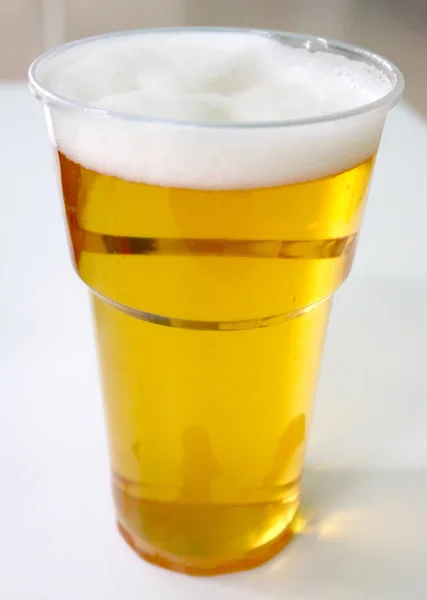 Bier Plastikbecher — Stockfoto