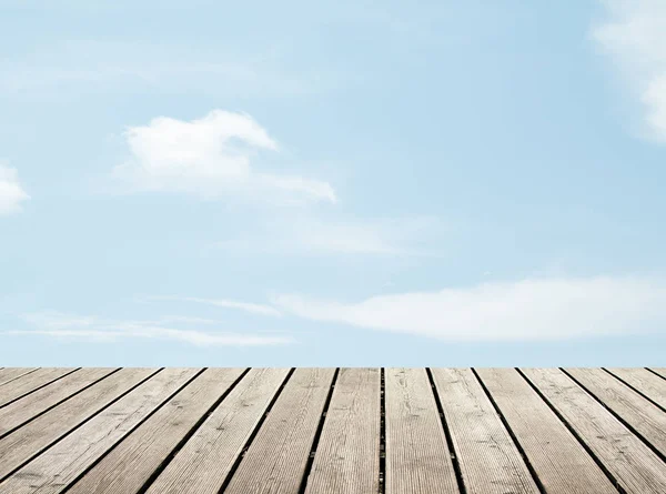 bulutlu gökyüzü karşı ahşap zemin