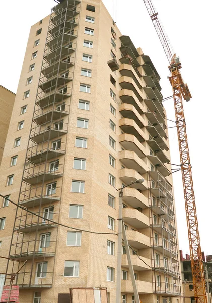 Guindaste Contra Novo Bloco Apartamentos Nova Casa Vários Andares — Fotografia de Stock