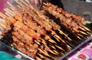Terbiye edilmiş şiş mangal ızgarasında mangal yapmaya hazırlanıyor..