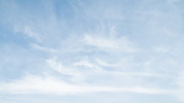 Beyaz bulutların üstünde mavi bir gökyüzü güneşli