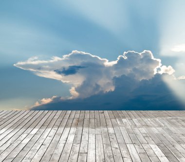 bulutlu gökyüzü karşı ahşap zemin