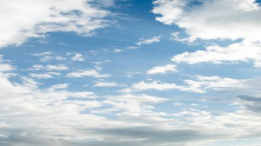 Beyaz bulutların üstünde mavi bir gökyüzü güneşli