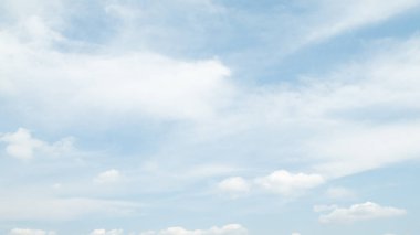 Beyaz bulutların üstünde mavi bir gökyüzü güneşli