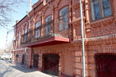 Bir tuğla eski evinde kafesler penceresiyle