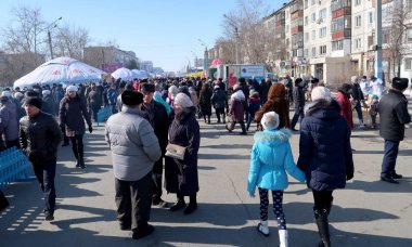 Petropavlovsk, Kazakistan, 21 Şubat 2017 Nauryz kutlama. Kitlesel festivaller insanlar Ulusal kostümleri. Petropavlivk Kazakistan.