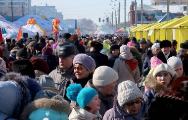 Petropavlovsk, Kazakistan, 21 Şubat 2017 Nauryz kutlama. Kitlesel festivaller insanlar Ulusal kostümleri. Petropavlivk Kazakistan.