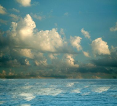 Gökyüzü ve bulutlar deniz suya yansıyan
