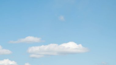 Beyaz bulutların üstünde mavi bir gökyüzü güneşli