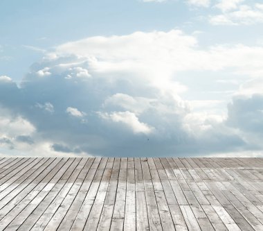 bulutlu gökyüzü karşı ahşap zemin