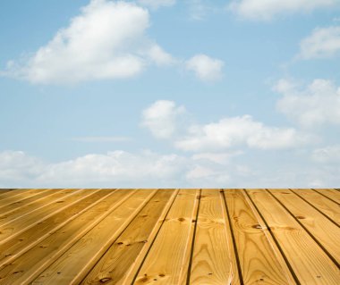 mavi gökyüzü bulutlar ahşap yürüme yolu ile