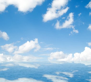 Gökyüzü ve bulutlar deniz suya yansıyan