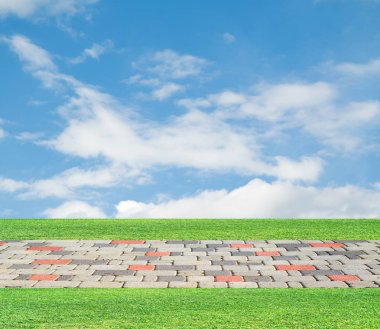 çim ve gökyüzü bulutlar arka plan üzerinde döşeme