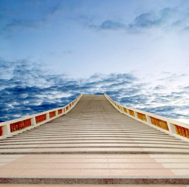 Mavi gökyüzüne çıkan beton merdiven.