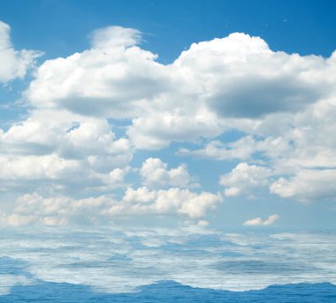 Gökyüzü ve bulutlar deniz suya yansıyan