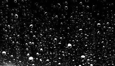Siyah cam, ıslak cam doku üzerinde yağmur damlaları