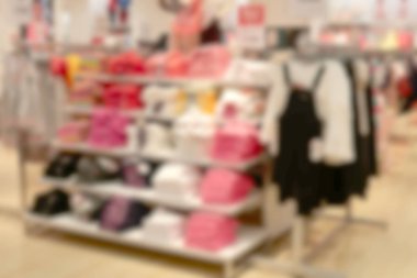 Giyim mağaza raflarında için arka plan bulanık