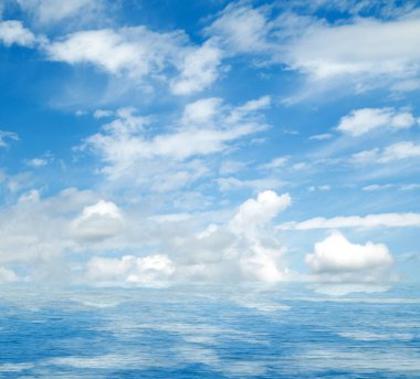 Gökyüzü ve bulutlar deniz suya yansıyan