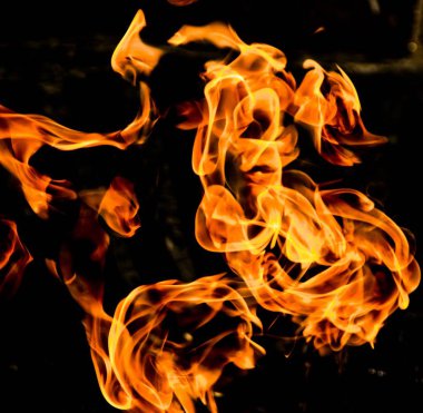 Siyah arkaplanda yanan alevler