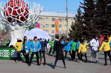 Petropavlovsk, Kazakistan - 20 Mart 2017: İnsanlar kutlamak, Milli takım, Petropavlovsk gençlik dansları. Kazakistan işaretleri bahar günü.