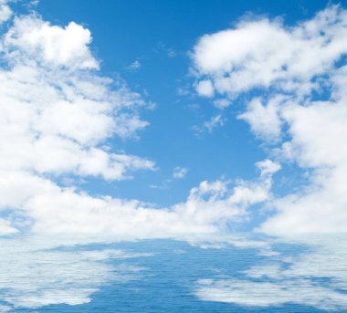 Gökyüzü ve bulutlar deniz suya yansıyan