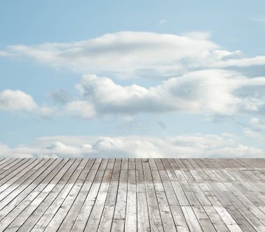 bulutlu gökyüzü karşı ahşap zemin