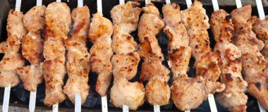 Kömüre pişmiş et şiş şiş üzerinde