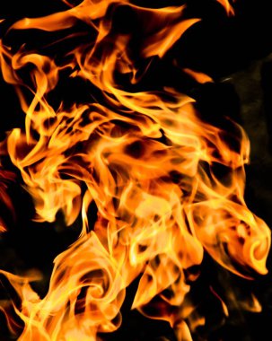 Siyah arkaplanda yanan alevler