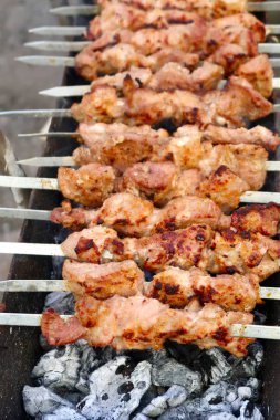Kömüre pişmiş et şiş şiş üzerinde