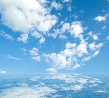 Gökyüzü ve bulutlar deniz suya yansıyan