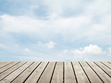 bulutlu gökyüzü karşı ahşap zemin