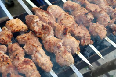 Kömüre pişmiş et şiş şiş üzerinde