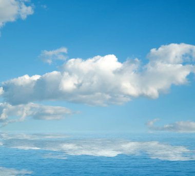 Gökyüzü ve bulutlar deniz suya yansıyan