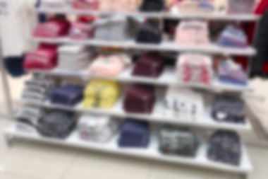 Giyim mağaza raflarında için arka plan bulanık