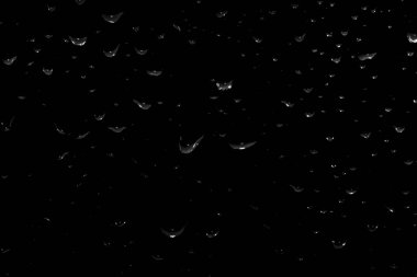 Siyah cam, ıslak cam doku üzerinde yağmur damlaları